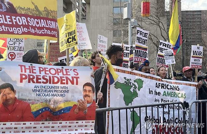 마두로 석방 촉구 시위 (뉴욕=연합뉴스) 김연숙 특파원 = 26일(현지시간) 미국 뉴욕 남부연방법원 인근에서 니콜라스 마두로 베네수엘라 대통령 석방 촉구 시위가 펼쳐지고 있다. 2026.3.27 nomad@yna.co.kr