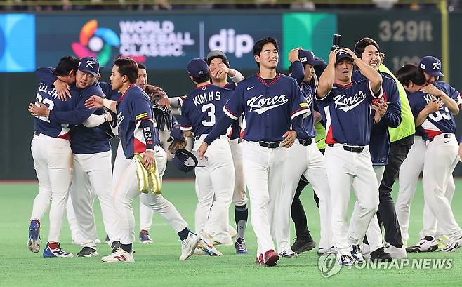 WBC 8강 진출에 기뻐하는 선수들 (도쿄=연합뉴스) 임화영 기자 =9일 일본 도쿄돔에서 열린 2026 월드베이스볼클래식(WBC) C조 조별리그 최종전 대한민국과 호주의 경기.
호주를 꺾고 8강 진출을 확정한 한국 선수들이 기뻐하고 있다. 2026.3.9 hwayoung7@yna.co.kr