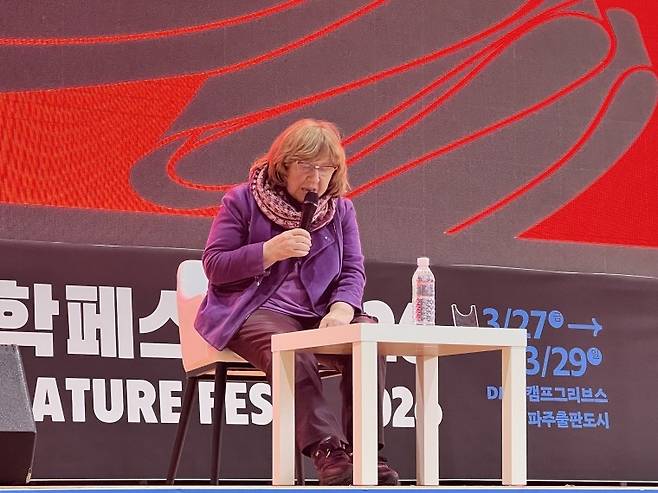 노벨문학상 수상 작가 스베틀라나 알렉시예비치 (파주=연합뉴스) 27일 경기도 파주 DMZ 캠프 그리브스에서 열린 '2026 DMZ세계문학페스타'에서 2015년 노벨문학상 수상자인 스베틀라나 알렉시예비치가 기조강연을 하고 있다. 2025.3.27 kihun@yna.co.kr
