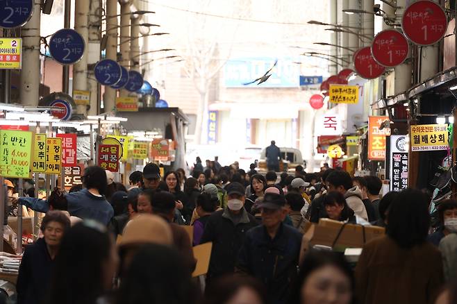 대구시장 선거 민심은 (대구=연합뉴스) 박세진 기자 = 6ㆍ3 지방선거를 68일 앞둔 27일 대구 민심의 바로미터로 불리는 중구 서문시장이 시민들로 북적이고 있다. 2026.3.27 psjpsj@yna.co.kr
