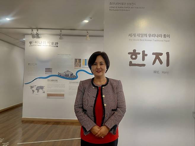 권예순 재미한국학교협의회(NAKS) 총회장 (서울=연합뉴스) 박현수 기자 = 26일 오후 한지 상설전과 종이접기 특별전시회가 열리는 서울 중구 장충동 종이나라박물관을 둘러본 뒤 포즈를 취한 권예순 재미한국학교협의회(NAKS) 총회장. 2026. 3. 26. phyeonsoo@yna.co.kr