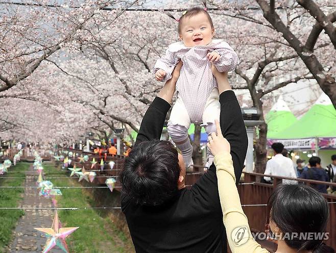 진해군항제 '분홍빛 추억' (창원=연합뉴스) 김동민 기자 = 국내 최대 봄꽃 축제인 '진해군항제' 개막일인 27일 오후 경남 창원시 진해구 여좌천 일대를 찾은 관광객이 벚꽃을 구경하며 봄기운을 만끽하고 있다.
이날 진해구 최고기온은 22도를 기록했다. 2026.3.27 image@yna.co.kr