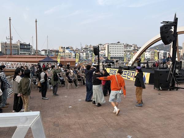 27일 오후 5시 강구안 문화마당 해상무대에서 추다혜차지스의 무대가 펼쳐지고 있다. 통영프린지는 다음 달 4일까지 열린다./주성희 기자