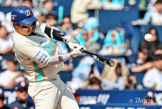 28일 오후 창원NC파크에서 열린 두산 베어스와의 2026 KBO리그 정규시즌 개막전서 박건우가 공을 치고 있다./NC 다이노스/