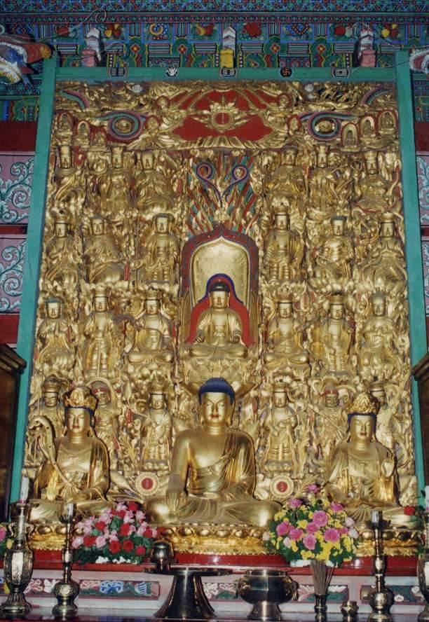 문경 대승사 법당에 봉안된 목각아미타여래설법상. 중앙 아미타여래를 중심으로 보살과 제자상이 빼곡히 배치된 목조 군상으로, 정교한 조각과 화려한 금빛 장엄이 어우러져 극락세계의 설법 장면을 형상화하고 있다. <강남진기자>