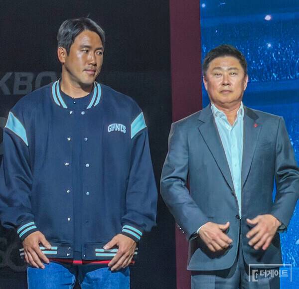 전준우와 김태형 감독(사진=더게이트 배지헌 기자)