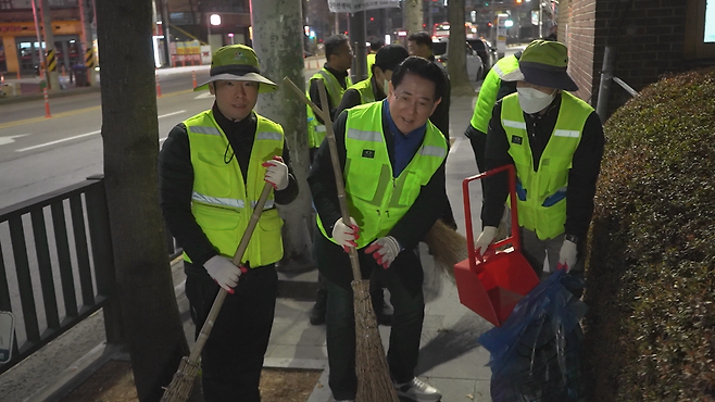 김영록 민주당 전남광주특별시장 예비후보가 지난 24일 새벽 환경미화원들과 함께 거리청소를 하며 환경미화원들의 고충을 청취했다. /사진=캠프