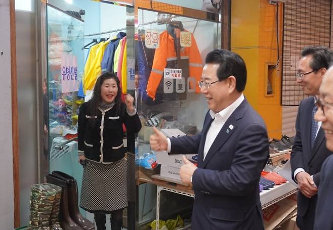 김영록 민주당 전남광주특별시장 예비후보가 최근 광주 양동시장을 찾아 상인들을 만나고 있다. /사진=캠프