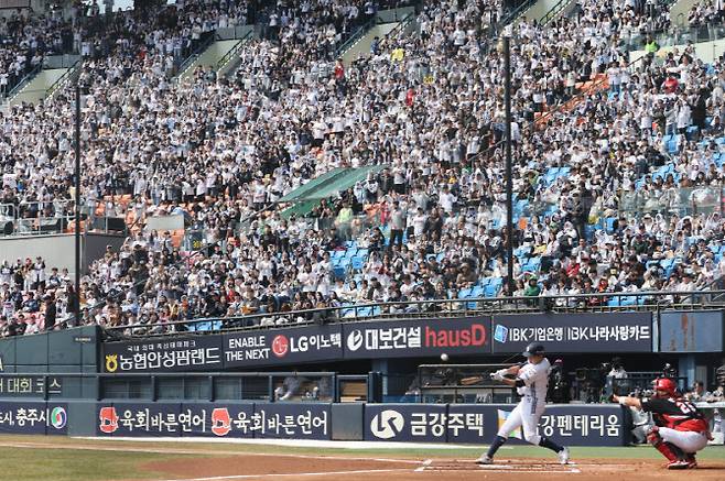 프로야구 정규리그 개막을 엿새 앞둔 22일 서울 송파구 잠실구장에서 열린 두산 베어스와 KIA 타이거즈의 시범경기에서 관중들이 응원을 하고 있다. 사진=연합뉴스