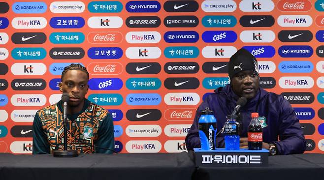 한국과의 경기를 앞둔 코트디부아르전 축구대표팀의 에메르스 파에 감독과 마르시알 고도가 27일(현지시간) 영국 밀턴킨스 스타디움 MK에서 공식 기자회견을 하고 있다. 사진=연합뉴스