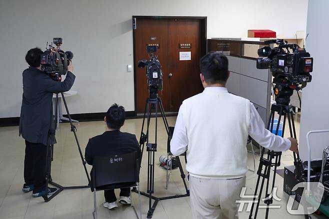 2차 종합특검팀이 윤석열 정부 당시 대통령 관저 이전 특혜 의혹과 관련 국회 정무위원장실을 압수수색 중인 것으로 알려진 26일 서울 여의도 국회 윤한홍 정무위원회 위원장실 앞에 취재진이 대기하고 있다. 2026.3.26 ⓒ 뉴스1 안은나 기자