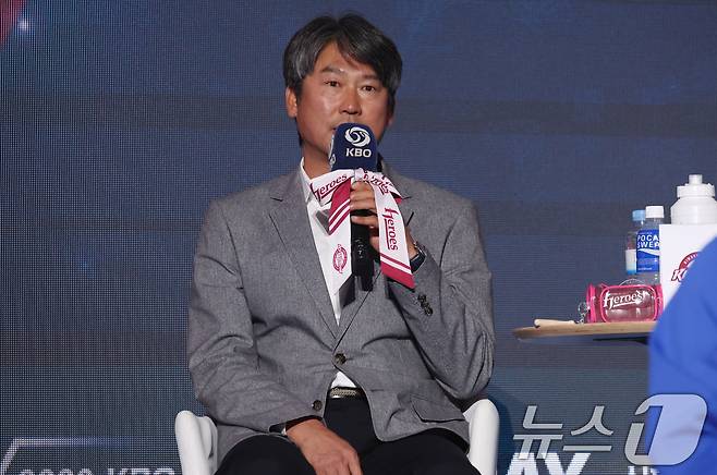 26일 오후 서울 잠실 롯데호텔 월드에서 열린 2026 신한 SOL KBO 리그 미디어데이&팬페스트’에서 키움 히어로즈 설종진 감독이 포부와 각오를 밝히고 있다. 2026.3.26 ⓒ 뉴스1 김명섭 기자