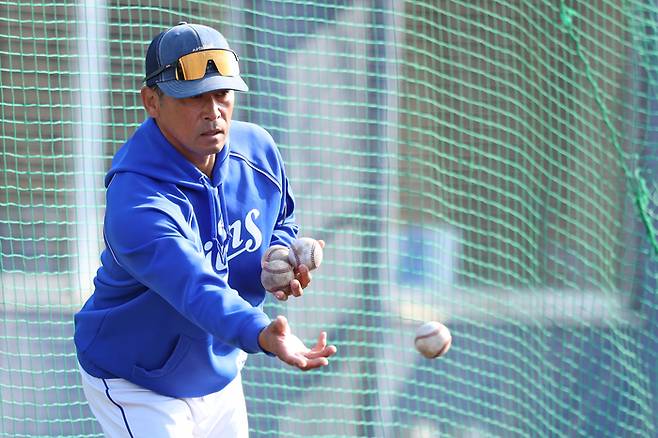 삼성 무라카미 타격코치가 2026 오키나와 스프링캠프에서 타격 훈련 때 공을 올려주고 있다. 사진 | 삼성 라이온즈