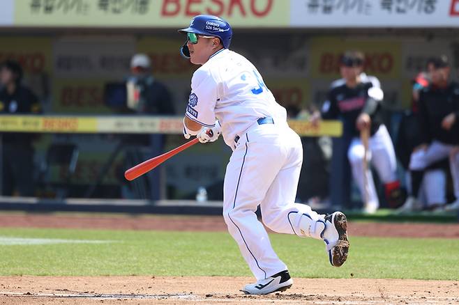 삼성 최형우가 21일 대구삼성라이온즈파크에서 열린 2026 KBO리그 시범경기 LG와 경기에서 타격하고 있다. 사진 | 삼성 라이온즈