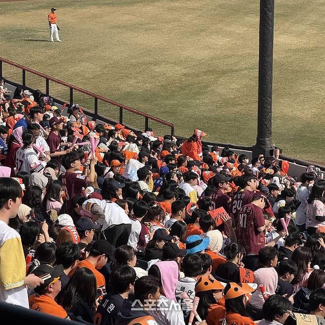 키움 팬들이 한화 팬 사이에서 열띤 응원을 보내고 있는 모습. 대전 | 박연준 기자 duswns0628@sportsseoul.com