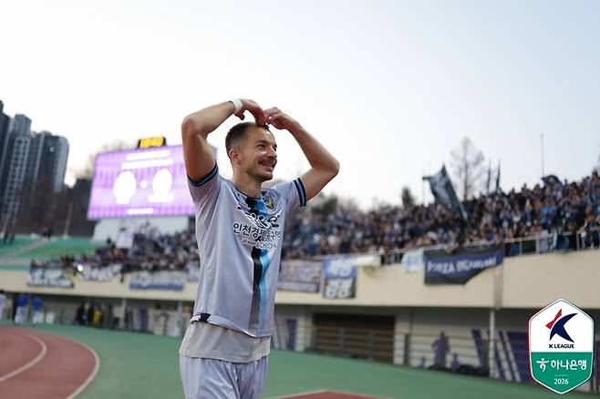 인천 무고사가 22일 안양전에서 팬을 향해 하트 세리머니하고 있다. 사진 | 한국프로축구연맹
