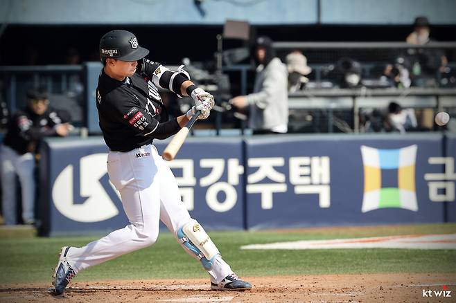 KT 이강민이 28일 서울 잠실구장에서 열린 2026 KBO리그 정규시즌 LG와 개막전에서 안타를 치고 있다. 사진 | KT 위즈