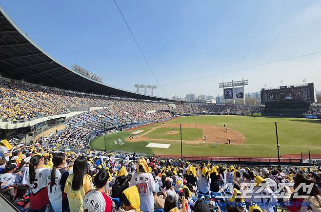 28일 잠실야구장에서 열린 KT와 LG의 개막전. 야구장을 찾은 야구팬들이 응원전을 펼치고 있다. 잠실=허상욱 기자wook@sportschosun.com/2026.03.28/