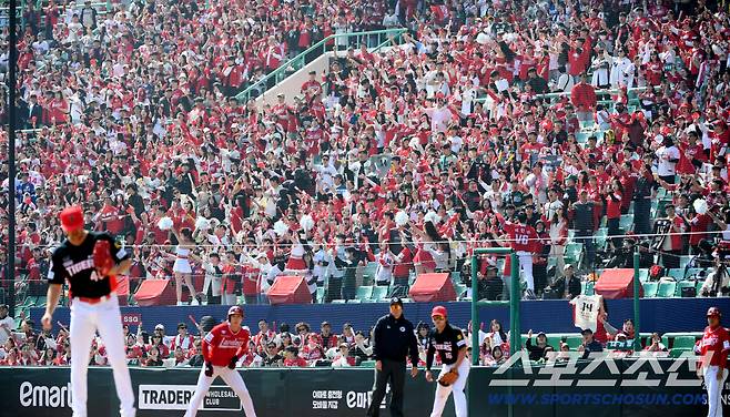 28일 인천 SSG랜더스필드에서 열린 SSG와 KIA의 경기. SSG 홈 팬들이 응원전을 펼치고 있다. 인천=박재만 기자 pjm@sportschosun.com/2026.03.28/