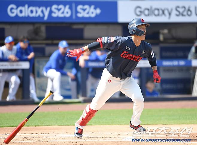 28일 대구 삼성라이온즈파크에서 열리는 삼성과 롯데의 개막전 경기. 타격하고 있는 롯데 노진혁. 대구=송정헌 기자songs@sportschosun.com/2026.03.28/