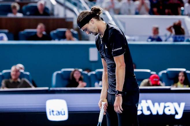 시너 앞에 또 고개 숙인 츠베레프. 게티이미지