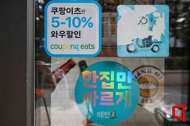 서울 한 음식점에 배달앱 스티커가 붙어 있다. 아시아경제DB