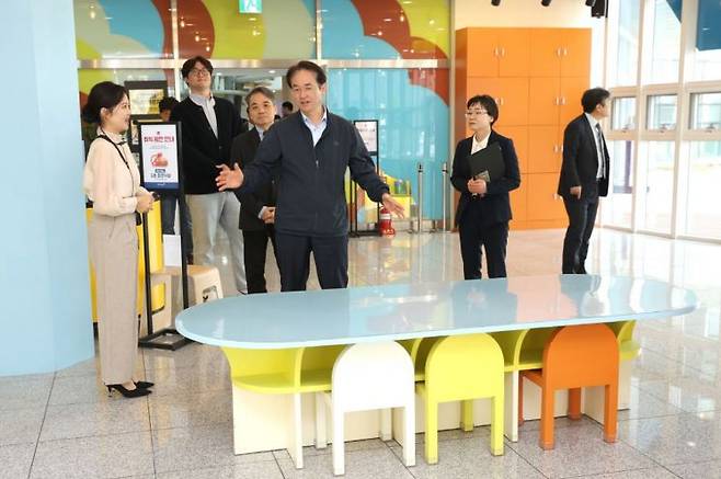 이동환 시장이 지난 27일 새 학기를 맞아 지역 대표 어린이 시설인 '고양어린이박물관'을 방문해 시설을 살펴보고 있다. 고양시 제공
