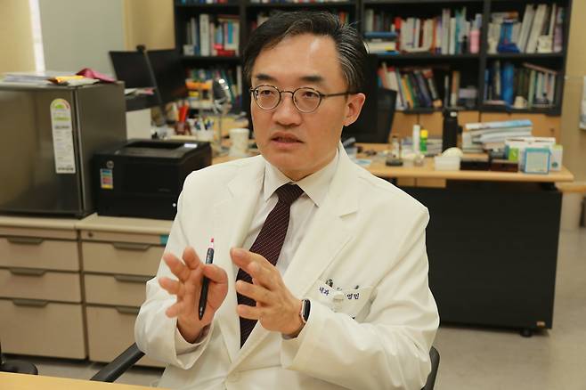 조영민 서울대병원 내분비대사내과 교수는 식후에 식전 혈당보다 50mg/dL 이상 오르거나 140mg/dL 이상이라면 혈당 스파이크를 의심해야 한다고 말했다. 조 교수는 혈당을 낮추는 식사법을 실천할 것을 강조했다. 서울대병원 제공