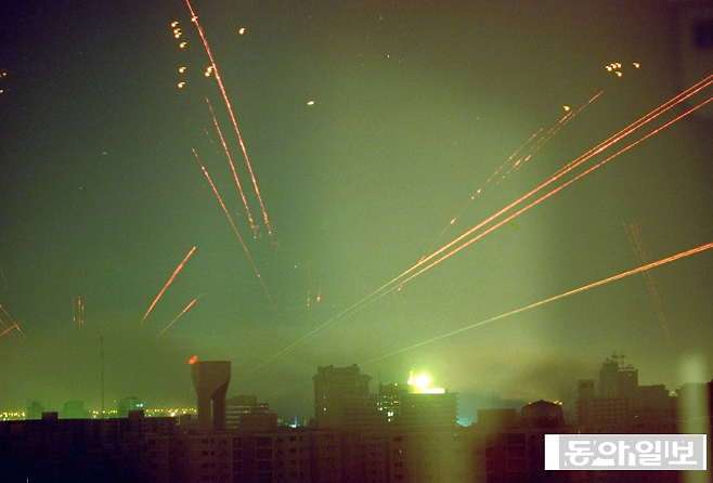 1991년 1월 18일 새벽, 미군 전투기가 이라크 수도 바그다드의 목표물을 공습하자 바그다드 상공에 대공포 사격이 쏟아지고 있다. 동아일보DB