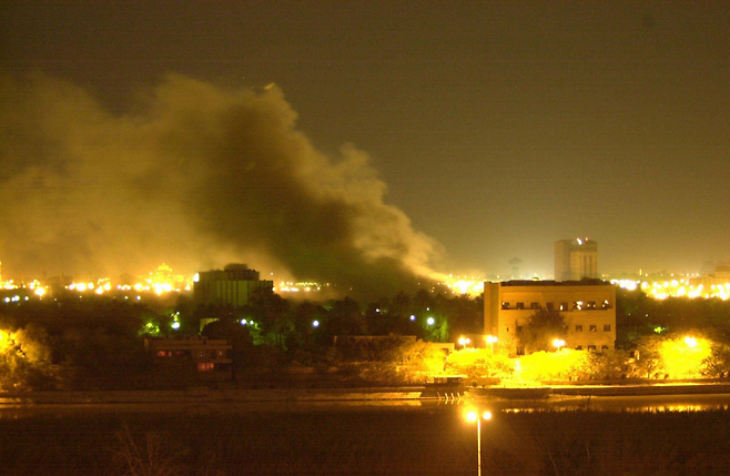 지난 3월 8일 이란 테헤란의 한 석유시설이 미국과 이스라엘의 공습을 받아 불타고 있다. AP 뉴시스