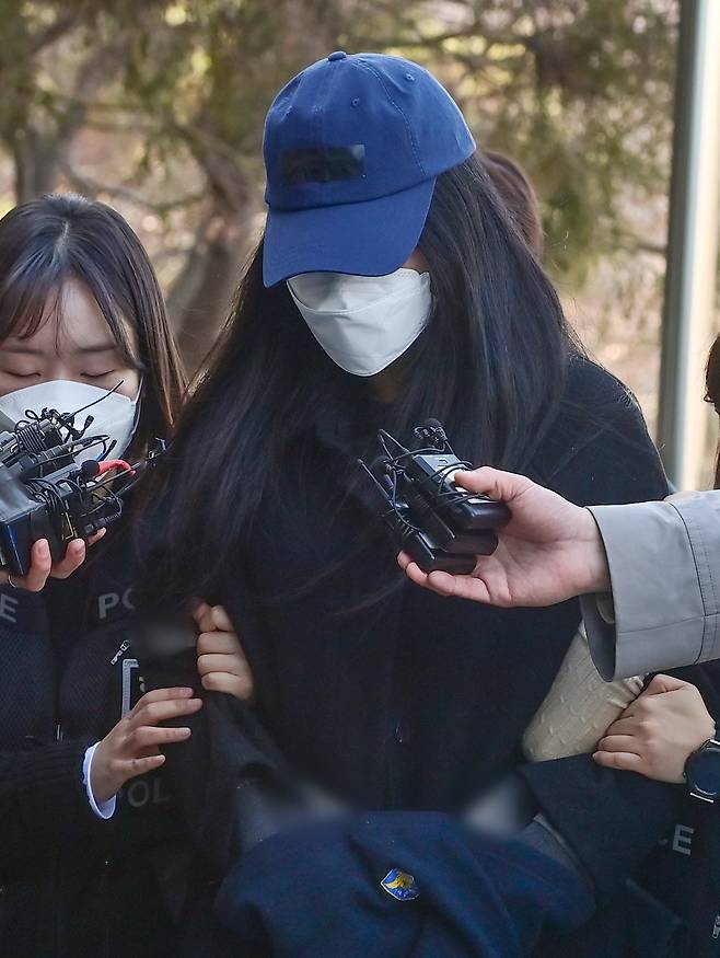 세 살배기 딸을 학대해 숨지게 한 30대 친모가 19일 경기 안산시 수원지방법원 안산지원에서 열린 구속 전 피의자 심문(영장실질심사)에 출석하고 있다. 수원=뉴시스