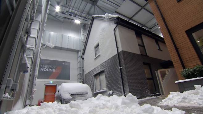 영국 셀퍼드대 연구팀이 건설한 ʻ에너지 하우스 2.0’.실내에서 눈, 비를 포함해 사람이 사는 지구 환경의 90%를 재현한 실험실로 실험을 통해 에너지 효율을 높인 건물을 설계한다. University of Salford 제공