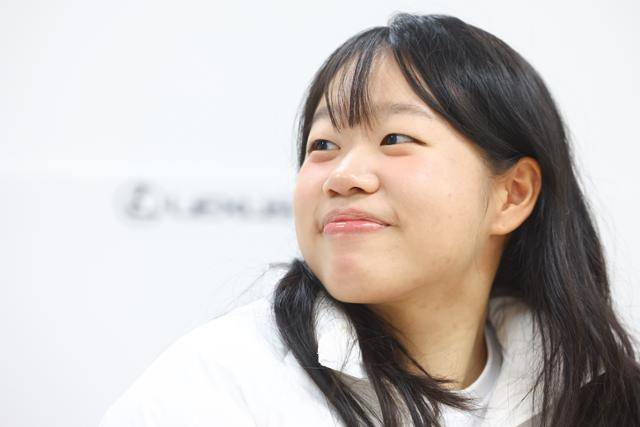 2026 밀라노·코르티나담페초 동계패럴림픽 대한민국 선수단 MVP 김윤지가 26일 서울 송파구 올림픽회관에서 열린 기자회견에서 미소짓고 있다. 뉴시스