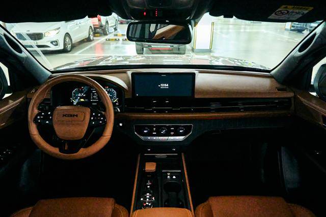 무쏘 내부는 브라운이나 블랙 인테리어로 꾸밀 수 있다. KGM 제공