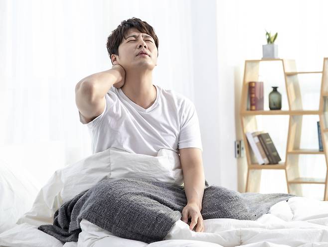 밤새 한 자세를 유지하기는 어렵지만, 잠들기 전 자세만이라도 신경 쓰는 것이 중요하다./사진=클립아트코리아