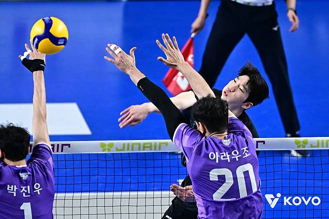 27일 천안 유관순체육관에서 열린 PO 1차전에서 공격하는 현대캐피탈 허수봉. 사진 한국배구연맹