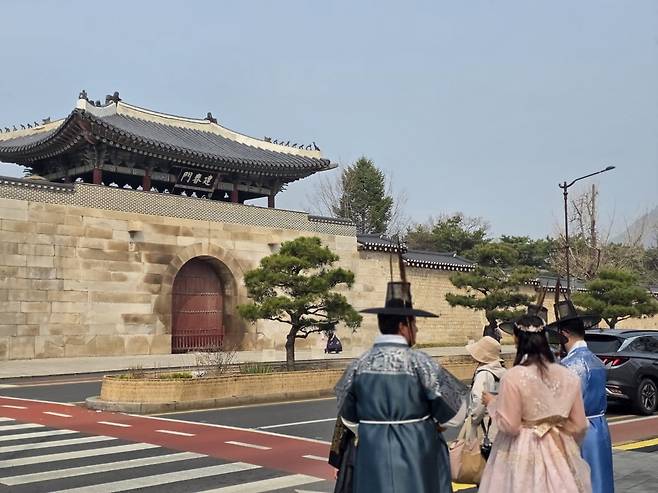 외국인 관광객들이 한복을 빌려입고 경복궁으로 향하고 있다. /사진=이정우 기자