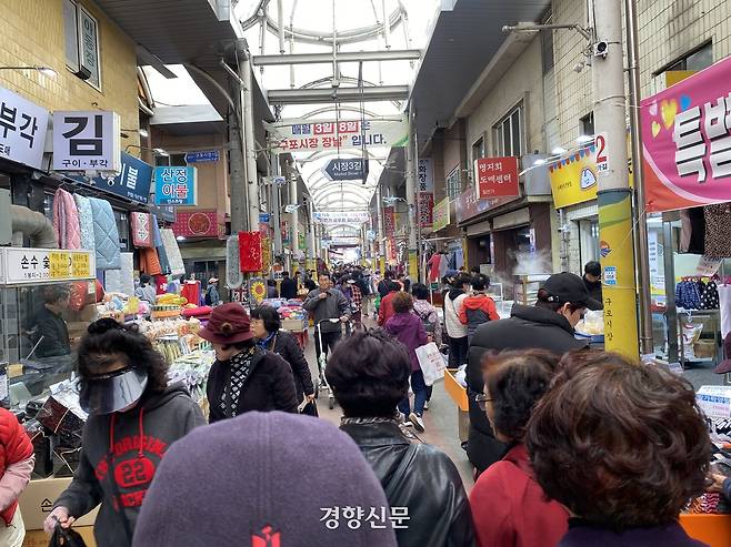 3월 23일 오일장이 열린 부산 구포시장. 구포시장은 전재수 의원의 지역구인 부산 북구갑 지역의 대표시장이다. /정용인 기자