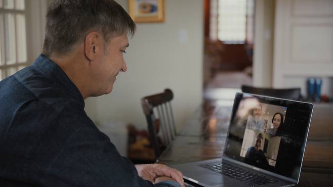 미국 CBS방송 기자 스티브 하트먼이 줌 회의로 한 학교 내 총격 사건 희생자의 부모와 화상 미팅을 하고 있다. 넷플릭스 제공