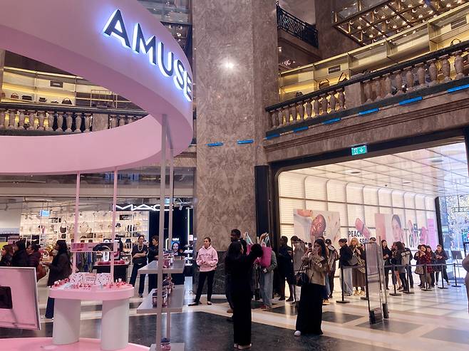 어뮤즈가 다음 달 13일까지 진행하는 ‘갤러리 라파예트 샹젤리제점’ 팝업스토어 앞에 사람들이 줄을 서 있는 모습. <어뮤즈>