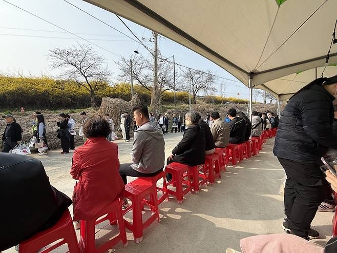 주요 승하차 지점에 마련한 그늘막과 의자 / 사진= 문서연 여행+ 기자