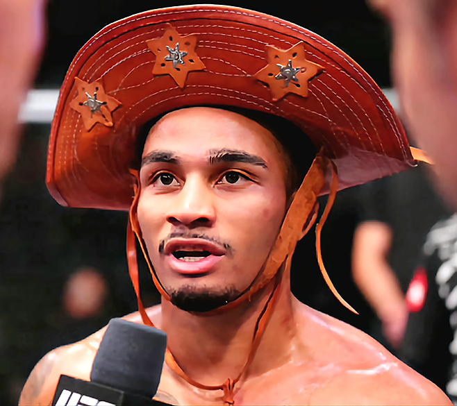 안드레 루이스 리마 카르도주가 2025년 3월 미국 네바다주 엔터프라이즈 메타 에이펙스에서 UFC 데뷔 4연승 달성 소감을 말하고 있다. 사진=TKO