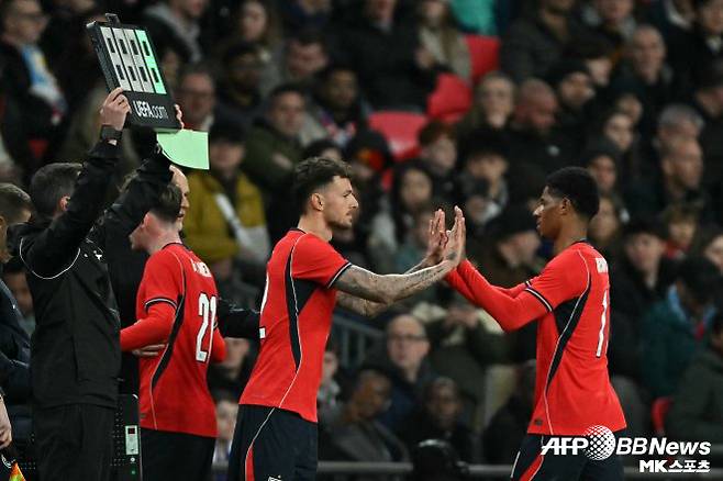 교체 투입 되는 벤 화이트. 사진=AFPBBNews=News1