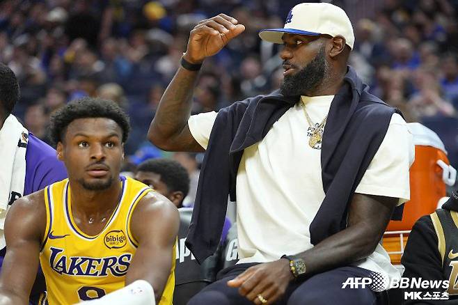 르브론 제임스(사진 오른쪽)와 브로니 제임스 부자. 사진=AFPBBNews=News1