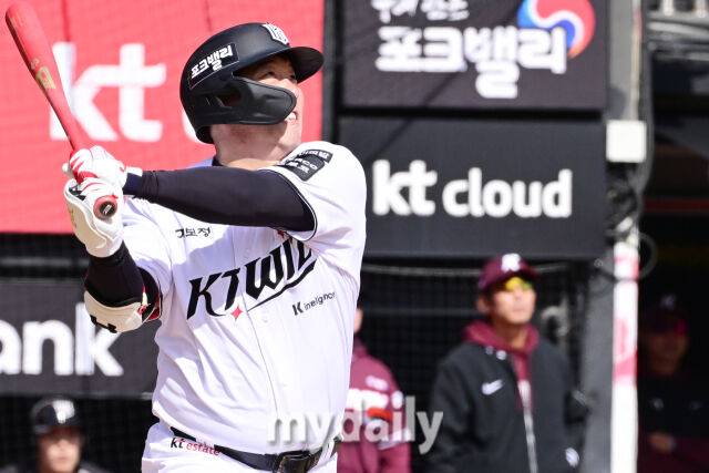 KT 김현수가 19일 오후 경기도 수원KT위즈파크에서 진행된 ‘2026 신한 SOL KBO리그’ 키움-KT의 시범경기 5회말 중견수 플라이를 때리고 있다./마이데일리