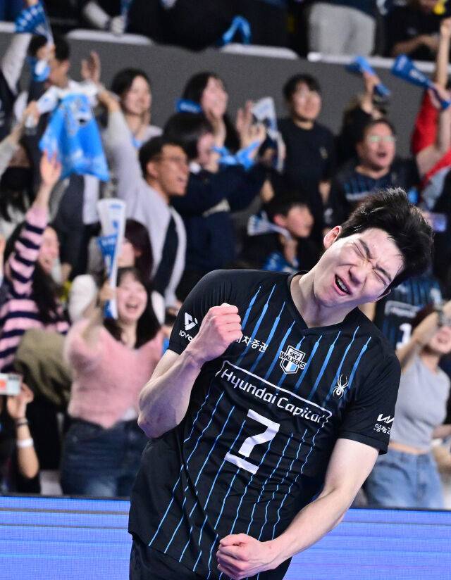 현대캐피탈 허수봉이 대역적승을 거둔 뒤 포효하고 있다 / 한국배구연맹(KOVO)