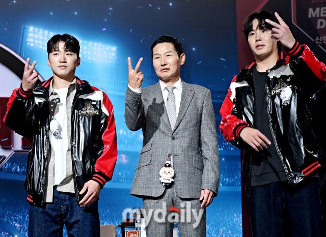 LG 트윈스 박해민, 염경엽 감독, 임찬규(왼쪽부터)가 26일 오후 서울 잠실 롯데호텔에서 진행된 '2026 신한SOL KBO 미디어데이'에서 포즈를 취하고 있다./마이데일리