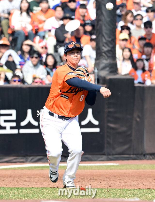 2026년 3월 28일 오후 대전 한화생명볼파크에서 열린 ‘2026 신한 SOL KBO리그' 개막전 키움 히어로즈와 한화 이글스의 경기. 한화 3루수 노시환이 수비하고 있다./대전 = 유진형 기자
