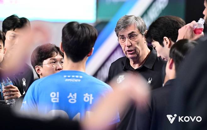 필립 블랑 현대캐피탈 감독이 27일 충남 천안유관순체육관에서 열린 2025~26 프로배구 V리그 현대캐피탈과 우리카드의 플레이오프 1차전에서 선수들에게 작전을 지시하고 있다. 2026.3.27 KOVO 제공