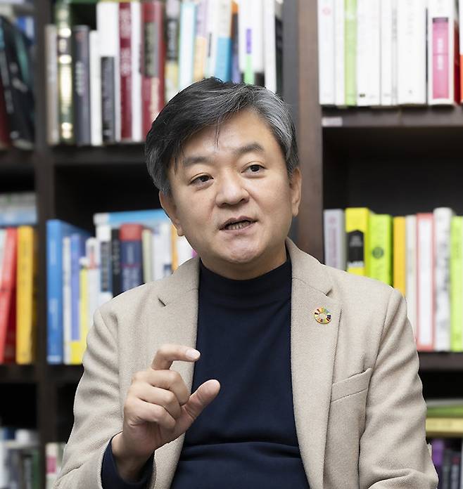 오수길 한국지속가능발전학회 회장이 2월 27일 서울 종로구 연구실에서 ‘신동아’와 인터뷰하고 있다. 박해윤 기자